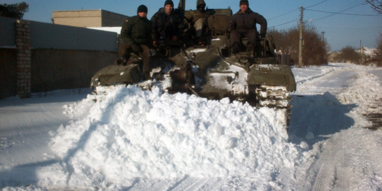Завтра снова снег. Но городская власть утверждает, что работает, не покладая рук