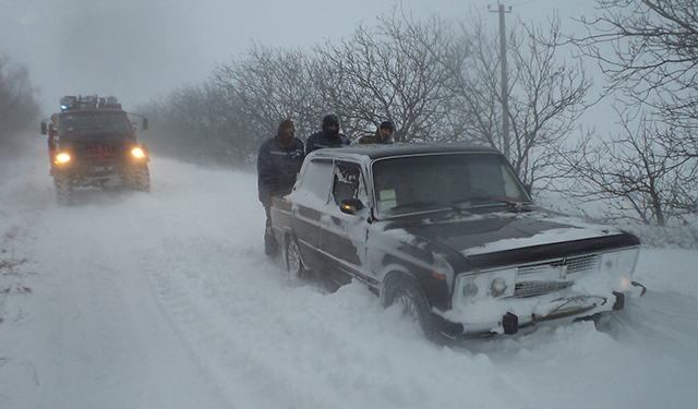 На трассе «Ульяновка-Николаев» застряло 800 автомобилей, есть заторы на других дорогах – сводка ГСЧС на 21.00