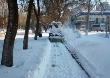 Завтра снова снег. Но городская власть утверждает, что работает, не покладая рук