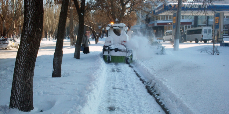 Завтра снова снег. Но городская власть утверждает, что работает, не покладая рук