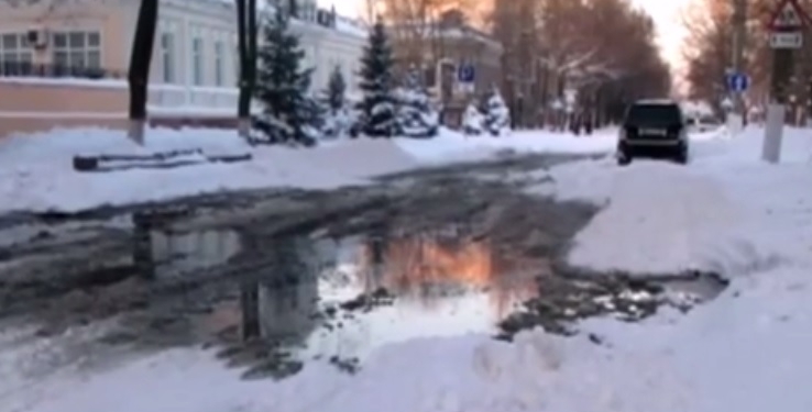 Возле церкви на Фалеевской – фонтан из нечистот. Прорвало канализацию