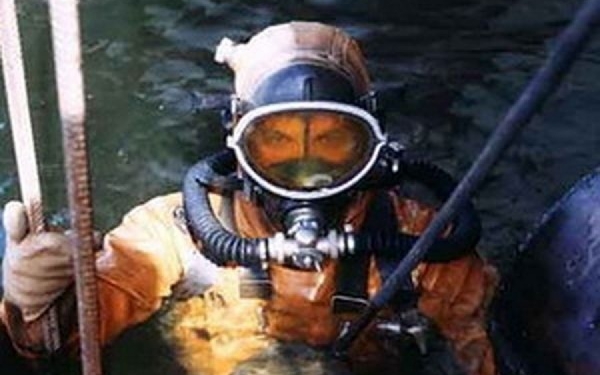 Возле Варваровского моста на дне реки водолазы нашли утопленника