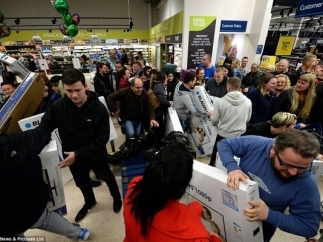 Доллар растет: украинцы вкладывают гривны в холодильники и микроволновки