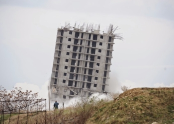 В Севастополе новая достопримечательность: неудачно взорванная 16-этажка превратилась в «Пизанскую башню»