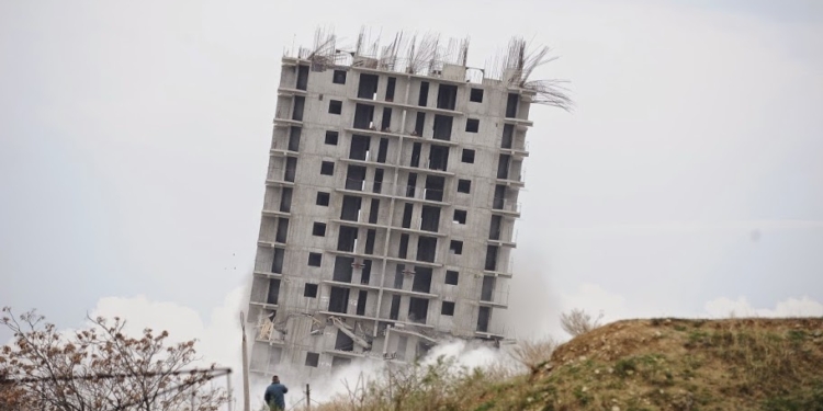 В Севастополе новая достопримечательность: неудачно взорванная 16-этажка превратилась в «Пизанскую башню»