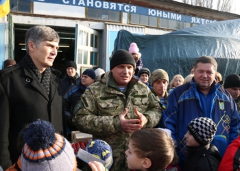 Воспитанники ДЮСШ «Коммунаровец» передали бойцам-«киборгам» 55 пар зимней обуви