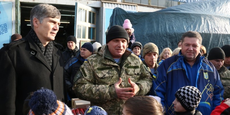 Воспитанники ДЮСШ «Коммунаровец» передали бойцам-«киборгам» 55 пар зимней обуви