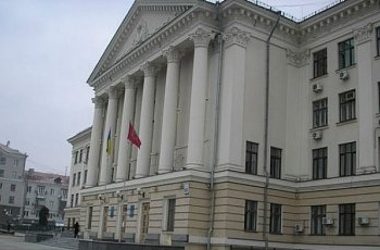 Неизвестные на авто открыли огонь по мэрии Запорожья