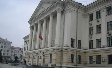 Неизвестные на авто открыли огонь по мэрии Запорожья