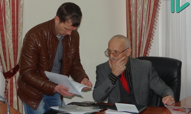 Мурад Каймаразов показал «Інше ТВ» свой паспорт