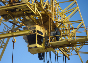 В Николаеве горел высотный кран. Пожар возник в кабине крановщика