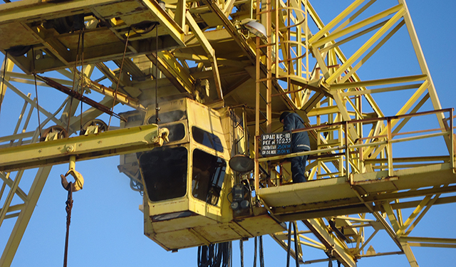 В Николаеве горел высотный кран. Пожар возник в кабине крановщика