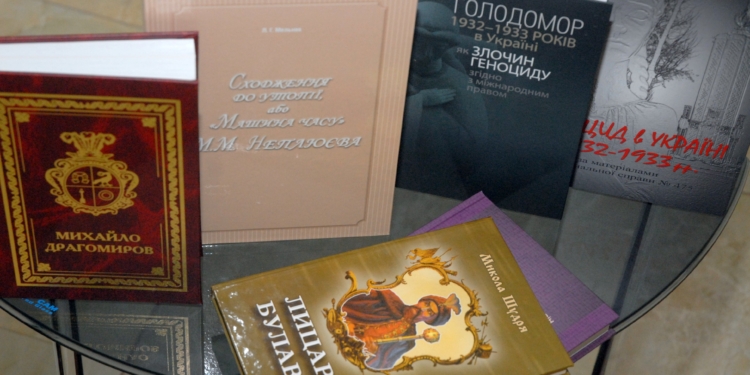 СБУ передала библиотеке подборку редких книг