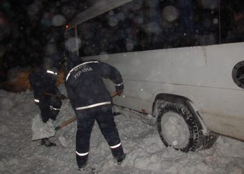 На дорогах заносы и сугробы в 2,5 метра, проезда нет, а кое-где и света
