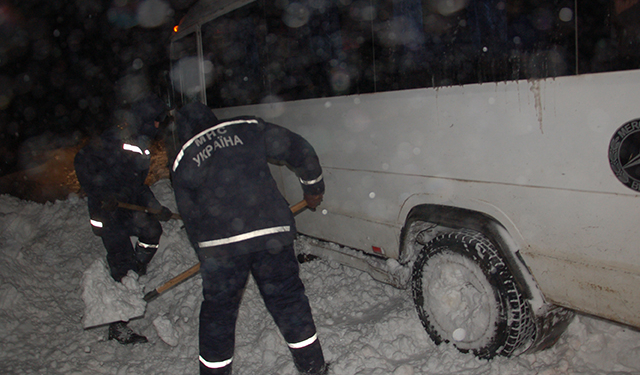 На дорогах заносы и сугробы в 2,5 метра, проезда нет, а кое-где и света