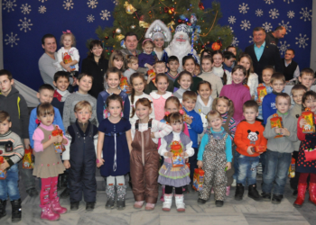 Дети николаевских десантников в кукольном театре получили подарки от святого Николая