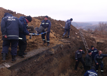 В Южноукраинске оползень чуть не похоронил двух рабочих