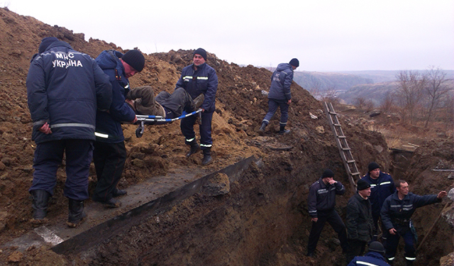 В Южноукраинске оползень чуть не похоронил двух рабочих