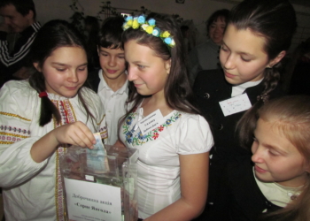 “Сердце ангела”. В школе №57 благотворительная ярмарка в поддержку 79-й бригады прошла в темноте