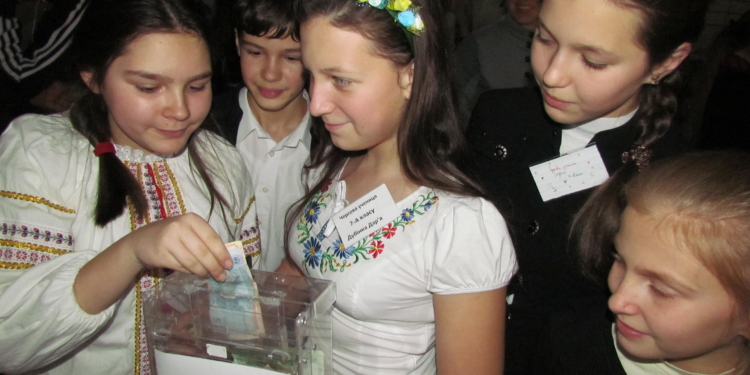 “Сердце ангела”. В школе №57 благотворительная ярмарка в поддержку 79-й бригады прошла в темноте