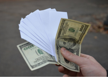 Позарился на чужое – потерял свое: на Николаевщине пенсионер отдал мошенникам 4000 долларов США