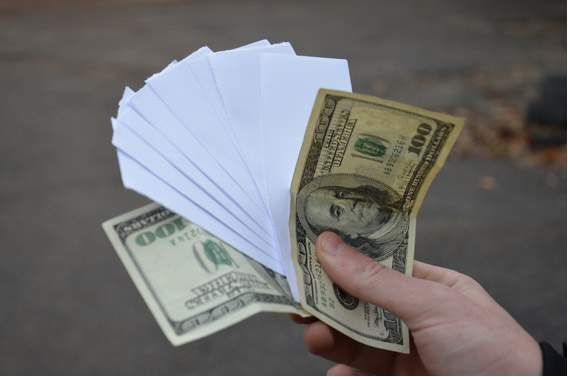 Позарился на чужое - потерял свое: на Николаевщине пенсионер отдал мошенникам 4000 долларов США 1