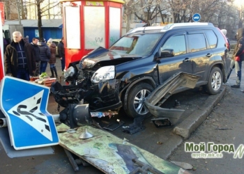 ДПТ в Николаеве: столкнулись Nissan и ВАЗ, снесли светофор, очевидцев аварии придавило упавшим «пешеходным переходом»