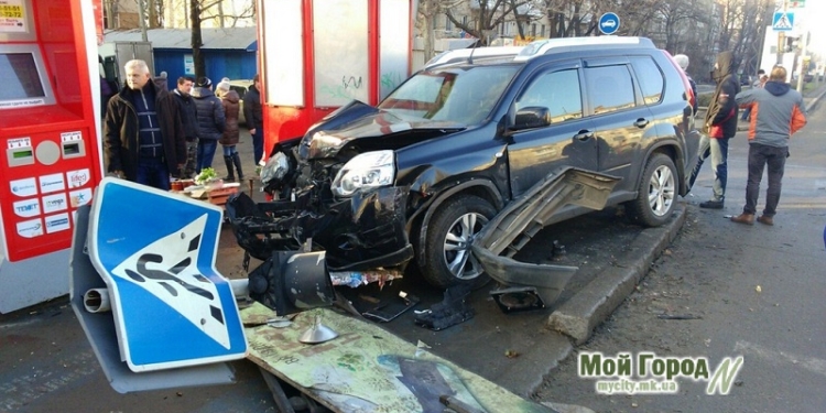 ДПТ в Николаеве: столкнулись Nissan и ВАЗ, снесли светофор, очевидцев аварии придавило упавшим «пешеходным переходом»