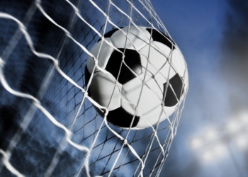 Николаевские милиционеры сыграли с «морскими котиками» в футбол и помогли собрать средства для героя Сергея Шкодина