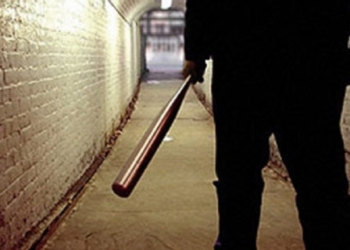 Чтобы пойти в ночной клуб, два николаевских недоросля избили битой и ограбили молодого человека