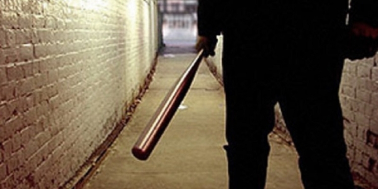 Чтобы пойти в ночной клуб, два николаевских недоросля избили битой и ограбили молодого человека