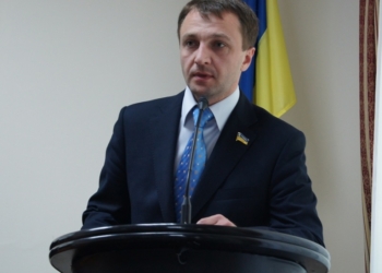 Народный депутат Тарас Креминь о благотворительной ярмарке в Первой украинской гимназии: «Тут прекрасні діти, і я на їхньому боці»