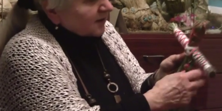 Делай с нами. Лялька-травомотанка