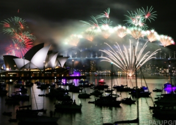 Австралия уже встретила новый год красочным зрелищем – парадом фейерверков