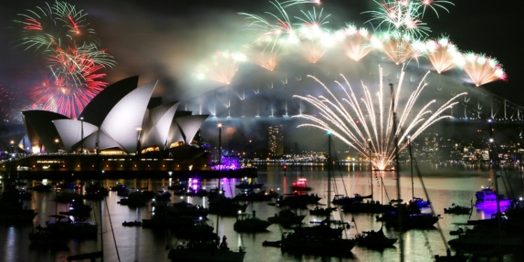 Австралия уже встретила новый год красочным зрелищем – парадом фейерверков