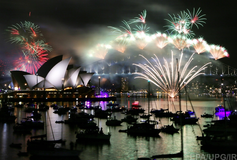 Австралия уже встретила новый год красочным зрелищем – парадом фейерверков 11