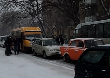 Снегопад в Николаеве. На выезде на Варваровский мост – пробки