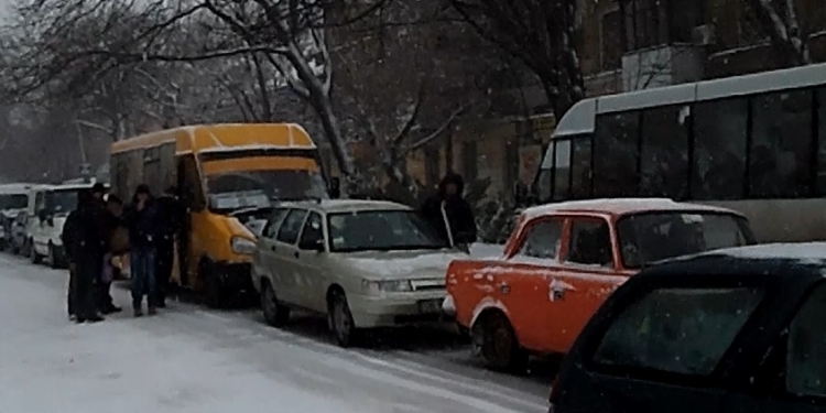 Снегопад в Николаеве. На выезде на Варваровский мост – пробки