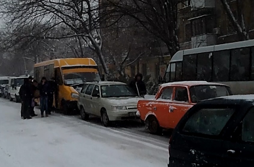 Снегопад в Николаеве. На выезде на Варваровский мост – пробки 1