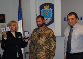 Воюющий на передовой николаевский налоговик получил почетную награду