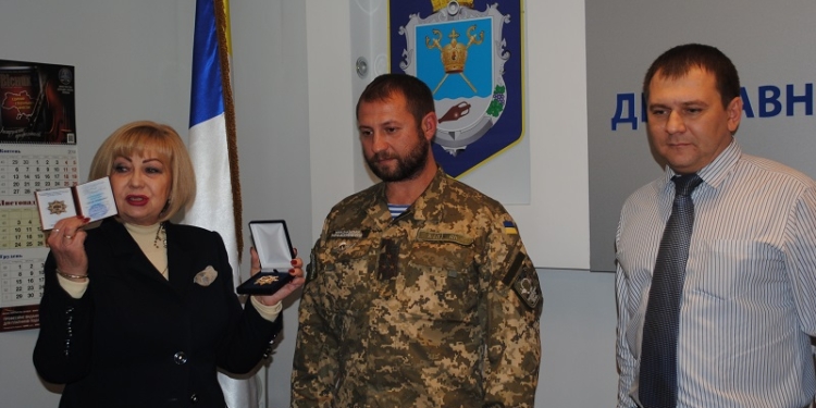 Воюющий на передовой николаевский налоговик получил почетную награду