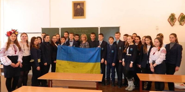 Акция «Зігрій героя»: флаг с автографом «Позывной Маршал» и других «киборгов» получил 8-а Первой украинской гимназии