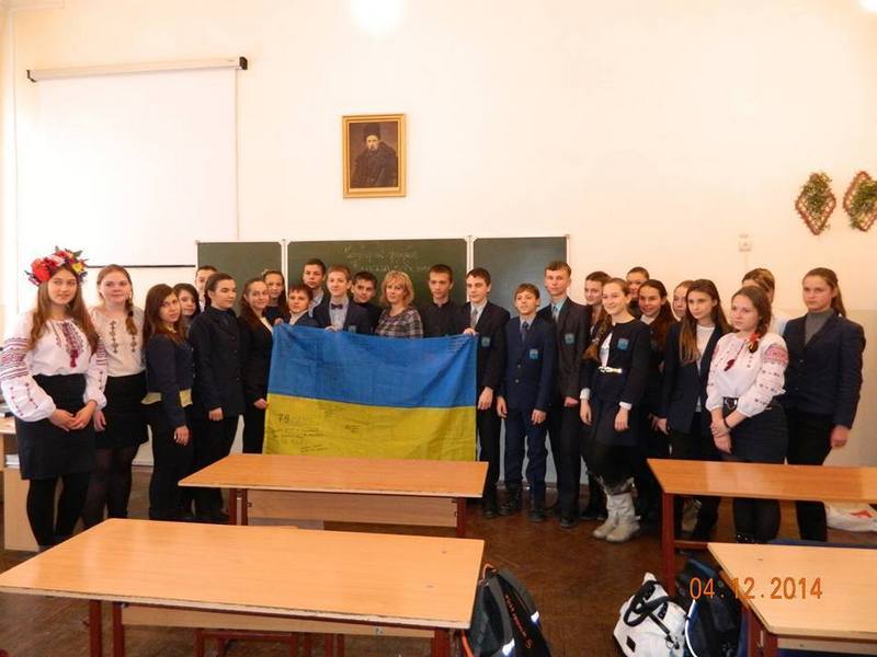 Акция «Зігрій героя»: флаг с автографом «Позывной Маршал» и других «киборгов» получил 8-а Первой украинской гимназии 8