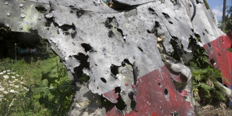 В телах погибших пассажиров малазийского боинга нашли то, что может быть частями сбившей его ракеты