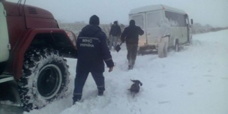 На трассе «Ульяновка-Николаев» застряло 800 автомобилей, есть заторы на других дорогах – сводка ГСЧС на 21.00