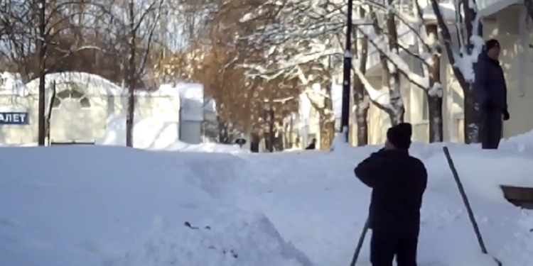 Говорят, что Николаев освобождают из снежного плена