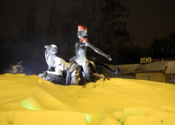 А питомцам Николаевского зоопарка снег – в радость. Пойдем, прогуляемся?