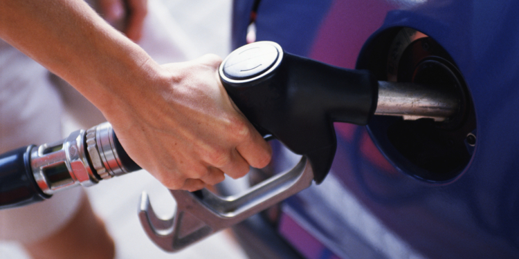 В Украине бензин слегка подешевел