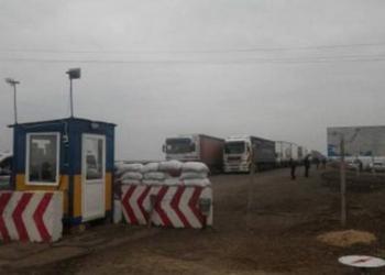 На выезде из Крыма на материковую Украину в Херсонской области образовалась огромная очередь