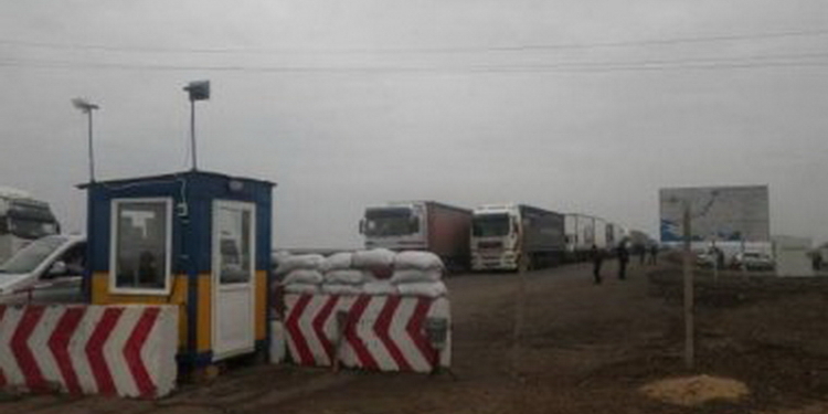 На выезде из Крыма на материковую Украину в Херсонской области образовалась огромная очередь